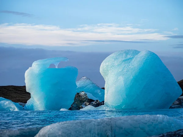 冰山在阳光下闪耀 它的质感闪烁着光芒 — 图库照片