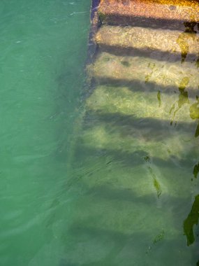 Cornwall 'da denize dalan bir dizi merdiven.