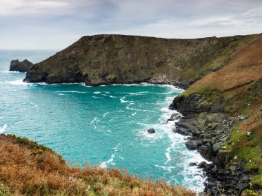 Tintagel 'den Boscastle' a kadar duvarda bir koy var.