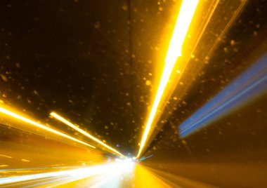 İtalya 'da bir tünelde çekilen bir görüntü, çizgiler ve noktalar net bir kaybolma noktasıyla mevcut..