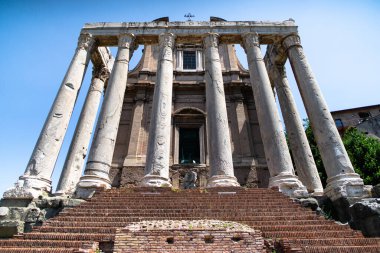 Antoninus ve Faustina Tapınağı Roma, İtalya 'daki forumda. Tapınak buradaki pek çok harabe arasında iyi korunuyor..