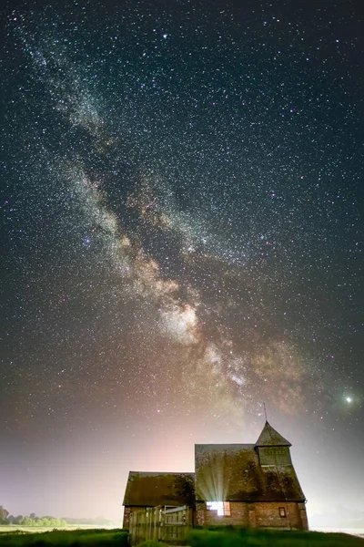 Die Kirche Thomas Becket Mit Der Milchstraße Direkt Über Und Stockbild