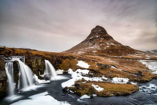 Kirkjufell Ijsland Ijsontdooiing Een Humeurige Lucht — Stockfoto