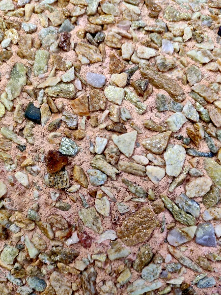 テクスチャ さまざまな形のカラー小石のコンクリート表面 — ストック写真