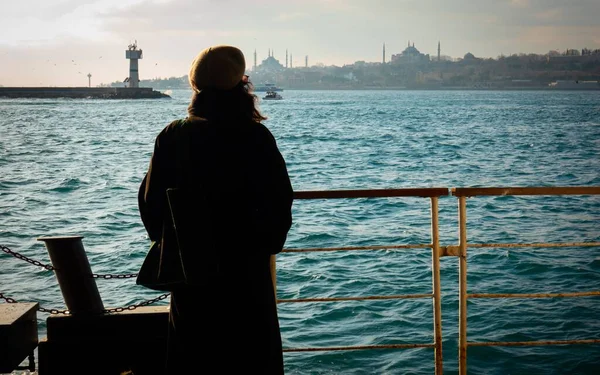 Silueta Mujer Pie Ferry — Foto de Stock