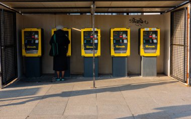 Feribot bileti alan bir kadın.