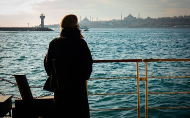 İstanbul 'daki feribot insanlarının siluetleri.