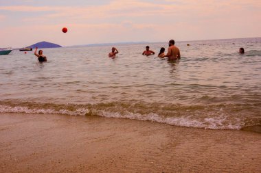 Denizde oyun oynayan insanlar