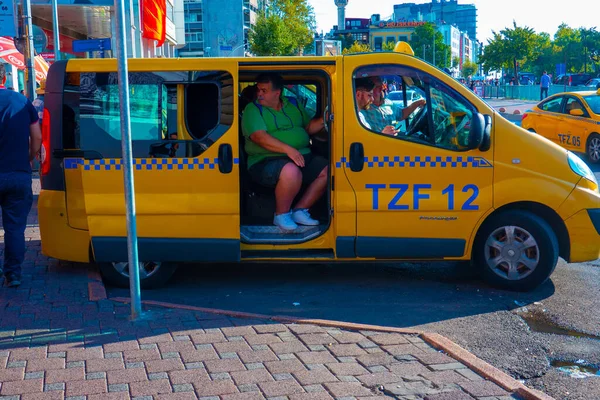 Kadıköy 'de sarı minibüs