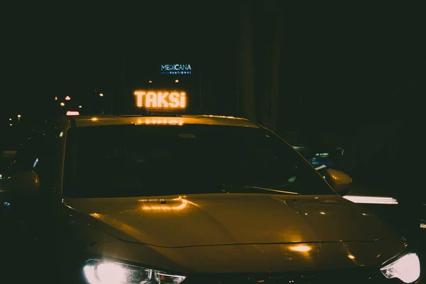 Sarı taksi bekleyen yolcu.