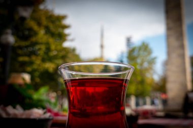 Dolu çay fincanı ve cami