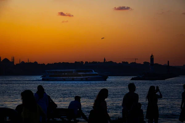 İstanbul 'da gün batımında vapurlar
