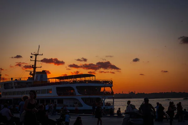 İstanbul 'da gün batımında vapurlar