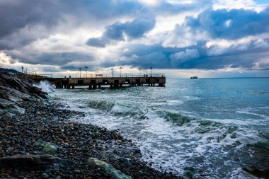 Deniz kenarındaki iskele.