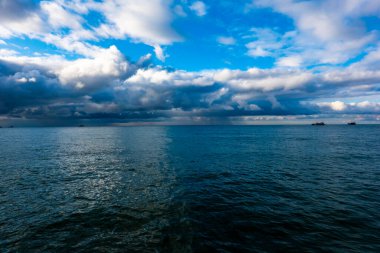 Mavi deniz ve beyaz bulutlar