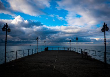 Deniz kenarındaki iskele.