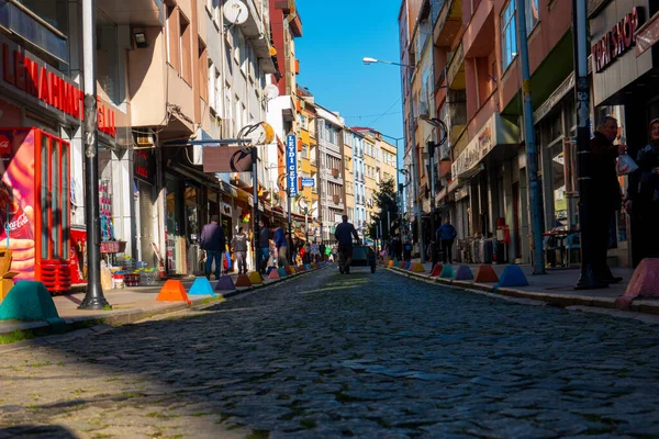 Uzun ve dolu bir sokak.
