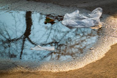 Su birikintisinden gökyüzü yansıması