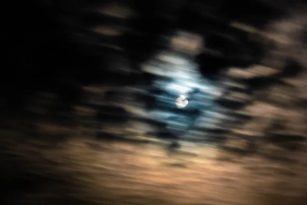 雲の後ろに満月 — ストック写真