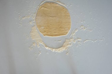 Hamur beyaz arkaplanda yoğuruldu