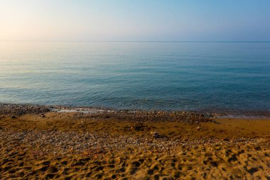 Yazın deniz, sahil ve kum.