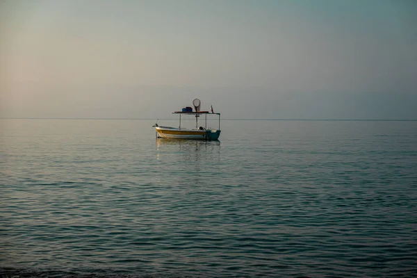 Denizin ortasında kayıklar