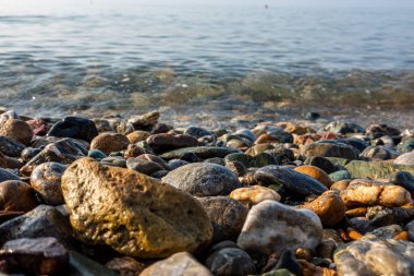 Yazın deniz, sahil ve kum.
