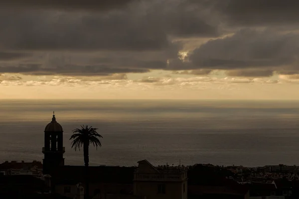 Arka planda La Orotava Katedrali