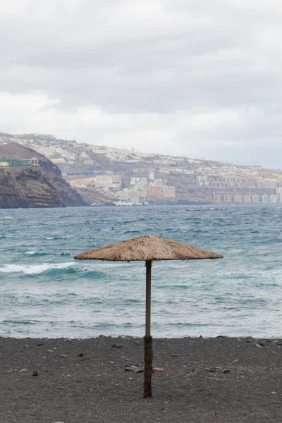 Sahildeki güneş şemsiyesi