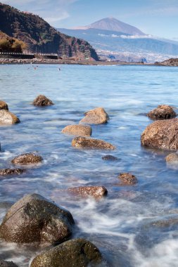 Sahilden manzarayı izle.