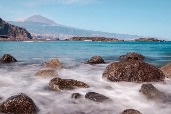 Teide, Tenerife sahilinin ufkunda duruyor.