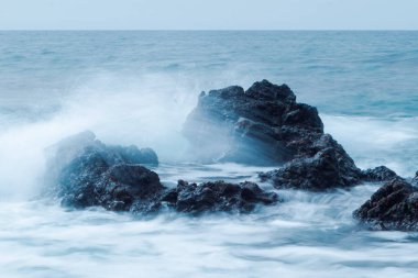 Dalgalar kayalarda kırılıyor