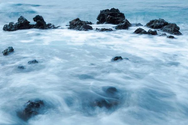 Suyun etrafını saran kayalar