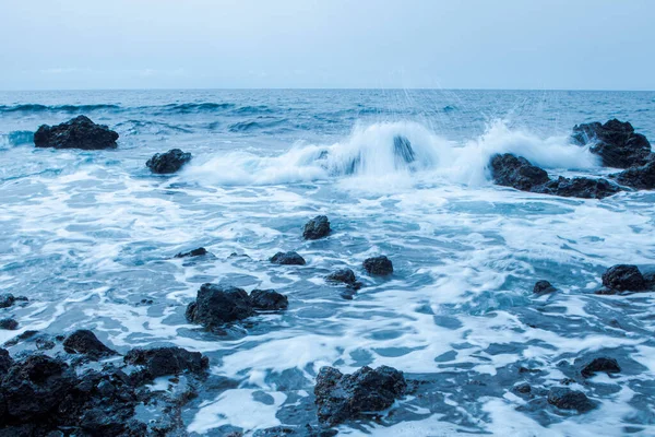 Kayalık sahilde dalgalar kopuyor