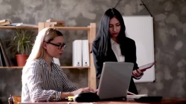 Ofiste iki güzel yaratıcı genç kız var. Bir kadın masaya oturur ve dizüstü bilgisayarla çalışır. Proje yöneticisi olarak bir kadınla sohbet eder. Dost canlısı iş arkadaşları