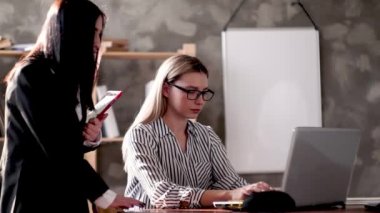 Şirketin iki üst düzey yöneticisi çalışma saatlerinde şirketin ofisinde projeyi tartışıyorlardı. Katı siyah takım elbiseli bir esmer, bir meslektaşını laptop monitörüne doğrultuyor. Yorgun, yorgun