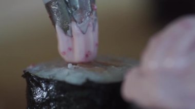 Sushi 'nin üstüne sos ekle. Sushi' nin üstüne sos ekle. Çok lezzetli bir suşi sosunun makrosu.