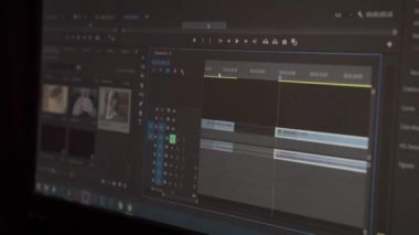Düzenleyicinin çalışmalarının bilgisayar grafikleri, animatör. Bir video hazırlama programında çalış. Çalışma sürecinin görünür olduğu ekranı izle. Zaman Uygulaması