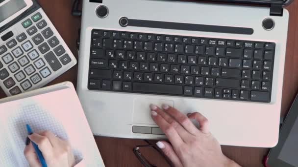 Horní pohled na notebook. ženské ruce ukázat na obrazovce počítače. dívka pracující v moderní kanceláři — Stock video