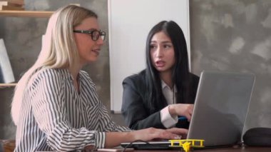İş kadını bir sekreterle buluşur ve beyin fırtınası yapar. Takım çalışması. İş adamları bir proje başlatmaktan bahseder. Dizüstü bilgisayar kullanan iki genç ve güzel kız iş kurma konusunda hemfikir.