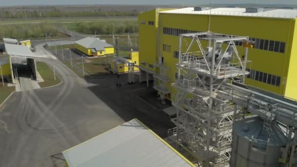 Fotografia aerea di grandi ascensori e fabbrica di mangimi. Impianti di lavorazione dei cereali con silos per la pulizia, l'essiccazione e lo stoccaggio temporaneo. Architettura industriale dei serbatoi del birrificio — Video Stock