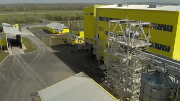 Fotografía aérea de grandes ascensores y fábrica de piensos. Instalaciones de procesamiento de granos con silos para limpieza, secado y almacenamiento temporal. Arquitectura industrial de los tanques cerveceros — Vídeos de Stock