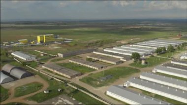 Büyük kümes hayvanları çiftliği, panoramik hava manzarası, hatcheries ve şirket binaları. Depoları olan üretim alanı ve büyük lojistik parkı