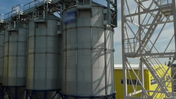 Tahıl deposu, tarım. Büyük asansörlerin havadan görüntüsü. Tarım ürünlerinin kurutulması, temizlenmesi ve depolanması için ambar ve silo işleme tesisi, un — Stok video