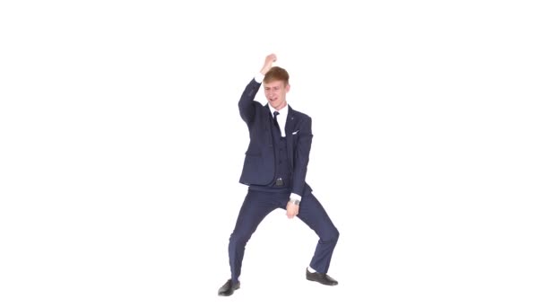 Funcionário de escritório corporativo alegre pulando e dançando em um fundo branco no estúdio. Um homem de negócios feliz, alegre, engraçado e despreocupado. Satisfeito com a vitória e o resultado do trabalho — Vídeo de Stock