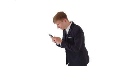 Heyecanlı memnun kazanan, elinde akıllı telefon tutan beyaz adam, cep telefonuyla mutlu hisseden, oyunu kaybeden, hayal kırıklığına uğramış, cep telefonuna bakan üzgün iş adamı, kötü haber yüzünden mahvolmuş.