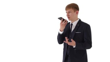 Kendinden emin, genç bir adam cep telefonu kullanarak sesli mesaj gönderiyor. Stüdyoda beyaz bir fotonun üzerinde duran bir işadamı bir cep telefonuyla pazarlık yapıyor.