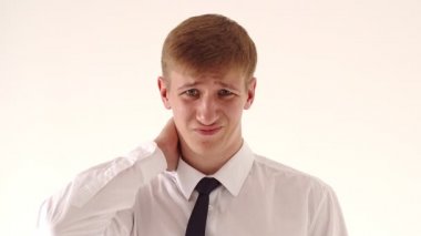 Sağlıksız Kafkas işadamı boynuna dokunuyor, sırt ağrısı çekiyor, sırtı ağrıyor, sabit bir hayat sürüyor. Omzu ağrıyan bir iş adamı. Genç bir iş adamının portresi