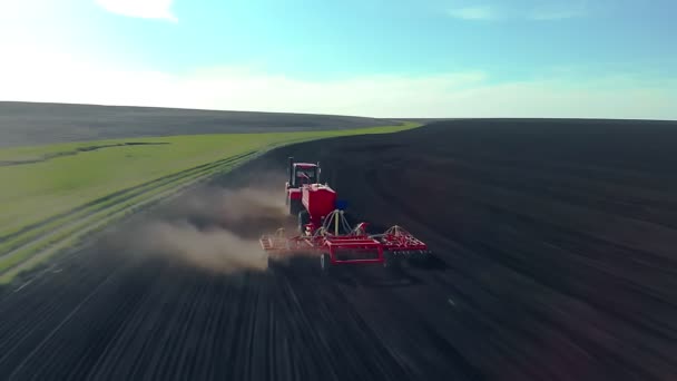 농업 분야에서 밭을 가는 트랙터가 있다. 현대의 농업 기계와 쟁기를 사용하여 농지를 쟁기로 갈아 놓은 것을 위에서 본 것이다. 봄의 농학, 활동 — 비디오