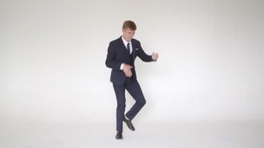 Hevesli, heyecanlı adam, kazanan, stüdyoda beyaz bir arkaplanda dans eden, gülen, iş başarısını kutlayan, profesyonel zafer, mutlu, memnun, iş adamı zaferden zevk alan.